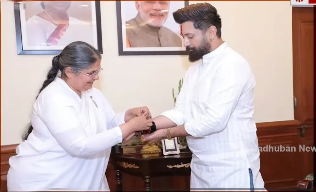 नई दिल्ली में केंद्रीय मंत्रियों, सांसदों एवं विशिष्ट हस्तियों को रक्षासूत्र बाँधकर दिया आध्यात्मिक संदेश — gallery photo 7