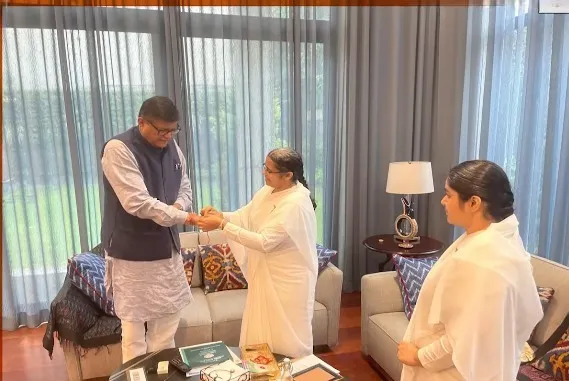 नई दिल्ली में केंद्रीय मंत्रियों, सांसदों एवं विशिष्ट हस्तियों को रक्षासूत्र बाँधकर दिया आध्यात्मिक संदेश — gallery photo 14