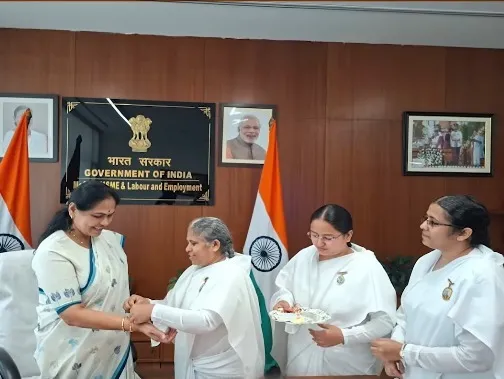 नई दिल्ली में केंद्रीय मंत्रियों, सांसदों एवं विशिष्ट हस्तियों को रक्षासूत्र बाँधकर दिया आध्यात्मिक संदेश — gallery photo 3