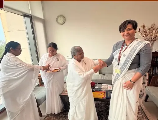 नई दिल्ली में केंद्रीय मंत्रियों, सांसदों एवं विशिष्ट हस्तियों को रक्षासूत्र बाँधकर दिया आध्यात्मिक संदेश — gallery photo 1