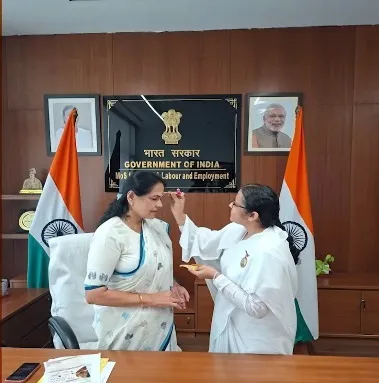 नई दिल्ली में केंद्रीय मंत्रियों, सांसदों एवं विशिष्ट हस्तियों को रक्षासूत्र बाँधकर दिया आध्यात्मिक संदेश — gallery photo 6