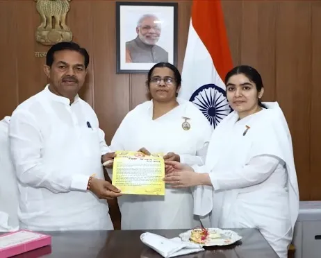 नई दिल्ली में केंद्रीय मंत्रियों, सांसदों एवं विशिष्ट हस्तियों को रक्षासूत्र बाँधकर दिया आध्यात्मिक संदेश — gallery photo 2