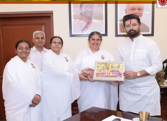 नई दिल्ली में केंद्रीय मंत्रियों, सांसदों एवं विशिष्ट हस्तियों को रक्षासूत्र बाँधकर दिया आध्यात्मिक संदेश — gallery photo 11