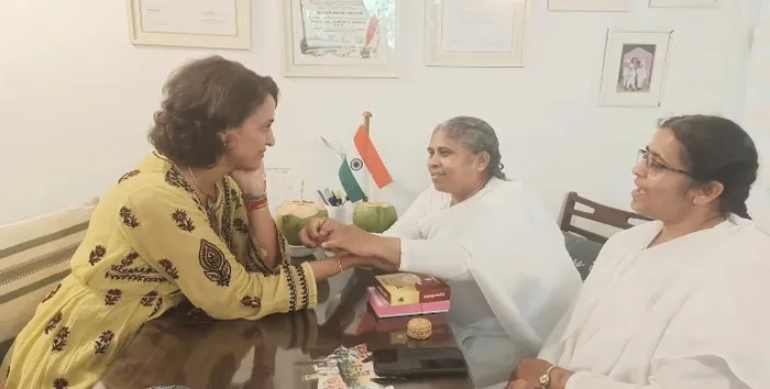 नई दिल्ली में केंद्रीय मंत्रियों, सांसदों एवं विशिष्ट हस्तियों को रक्षासूत्र बाँधकर दिया आध्यात्मिक संदेश — gallery photo 13