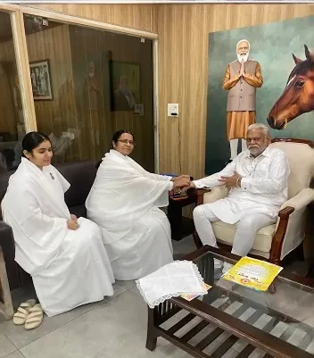 नई दिल्ली में केंद्रीय मंत्रियों, सांसदों एवं विशिष्ट हस्तियों को रक्षासूत्र बाँधकर दिया आध्यात्मिक संदेश — gallery photo 4