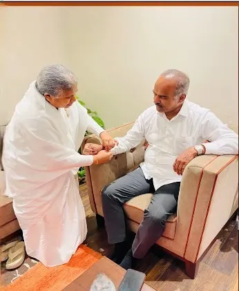 नई दिल्ली में केंद्रीय मंत्रियों, सांसदों एवं विशिष्ट हस्तियों को रक्षासूत्र बाँधकर दिया आध्यात्मिक संदेश — gallery photo 8