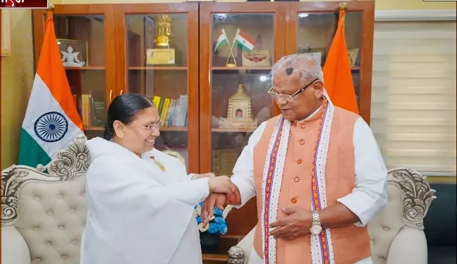 नई दिल्ली में केंद्रीय मंत्रियों, सांसदों एवं विशिष्ट हस्तियों को रक्षासूत्र बाँधकर दिया आध्यात्मिक संदेश — gallery photo 12