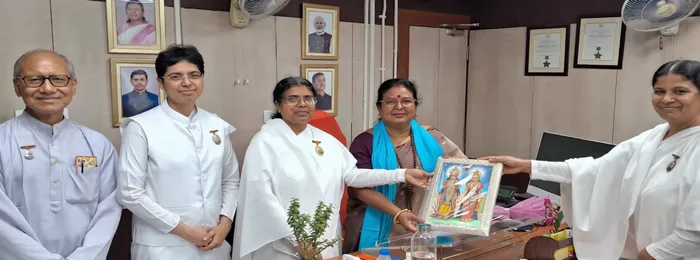 समाज कल्याण की दिशा में ब्रह्माकुमारीज़ की सेवाओं को पश्चिम बंगाल की मंत्री श्रीमती मालती राव रॉय ने सराहा — photo ga… समाज कल्याण की दिशा में ब्रह्माकुमारीज़ की सेवाओं को पश्चिम बंगाल की मंत्री श्रीमती मालती राव रॉय ने सराहा — photo gallery 2