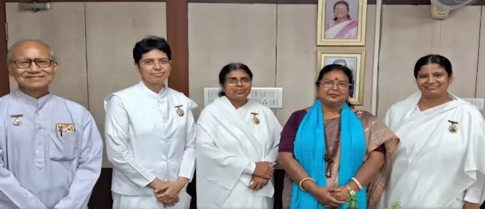 समाज कल्याण की दिशा में ब्रह्माकुमारीज़ की सेवाओं को पश्चिम बंगाल की मंत्री श्रीमती मालती राव रॉय ने सराहा — photo ga… समाज कल्याण की दिशा में ब्रह्माकुमारीज़ की सेवाओं को पश्चिम बंगाल की मंत्री श्रीमती मालती राव रॉय ने सराहा — photo gallery 1