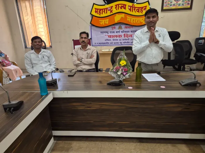 सड़क सुरक्षा अभियान: जीवन रक्षा की दिशा में एक कदम – पुणे परिवहन कार्यालय में ब्रह्माकुमारीज़ द्वारा आध्यात्मिक जागरू… सड़क सुरक्षा अभियान: जीवन रक्षा की दिशा में एक कदम – पुणे परिवहन कार्यालय में ब्रह्माकुमारीज़ द्वारा आध्यात्मिक जागरूकता कार्यक्रम — photo gallery 1