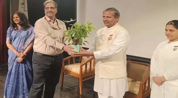 रेल मंत्रालय के अधिकारियों के लिए तनाव मुक्त जीवन शैली पर विशेष कार्यशाला का आयोजन — photo gallery 2 रेल मंत्रालय के अधिकारियों के लिए तनाव मुक्त जीवन शैली पर विशेष कार्यशाला का आयोजन — photo gallery 2