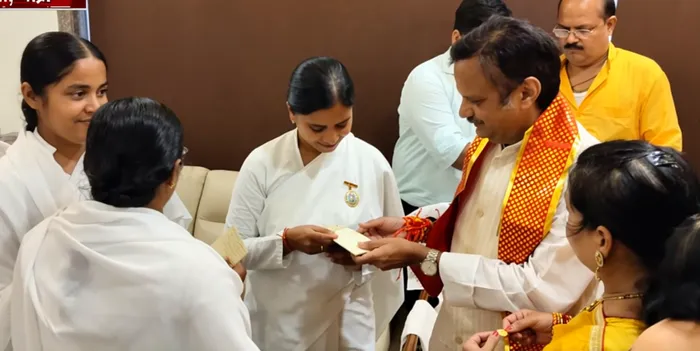 रक्षाबंधन पर ब्रह्माकुमारीज़ ने देशभर में बांधा ईश्वरीय रक्षा सूत्र, दिया पवित्रता और शांति का संदेश — article photo 28 रक्षाबंधन पर ब्रह्माकुमारीज़ ने देशभर में बांधा ईश्वरीय रक्षा सूत्र, दिया पवित्रता और शांति का संदेश — article photo 28