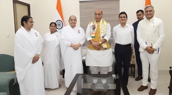 रक्षाबंधन पर ब्रह्माकुमारीज़ ने देशभर में बांधा ईश्वरीय रक्षा सूत्र, दिया पवित्रता और शांति का संदेश — article photo 3 रक्षाबंधन पर ब्रह्माकुमारीज़ ने देशभर में बांधा ईश्वरीय रक्षा सूत्र, दिया पवित्रता और शांति का संदेश — article photo 3