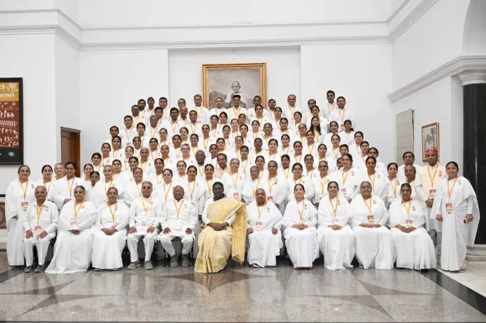 नई दिल्ली राष्ट्रपति भवन में आयोजित राजयोग सभा में ब्रह्माकुमारीज़ के 380 सदस्यों की गरिमामयी सहभागिता