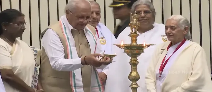 राष्ट्रपति द्रौपदी मुर्मू जी के करकमलों द्वारा नई दिल्ली के विज्ञान भवन में “कर्मयोग फॉर एंपावर्ड भारत” राष्ट्रीय अभियान का शुभारंभ — gallery photo 11