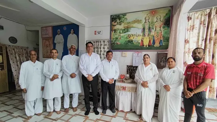  रीवा सेवा केंद्र में पुलिस व प्रशासनिक अधिकारियों के साथ स्नेह मिलन समारोह