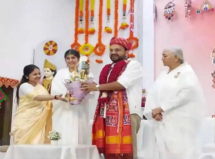 वडोदरा में ब्रह्माकुमारीज़ ने सांसद डॉ. हेमांग जोशी का किया अभिनंदन, बीके शिवानी दीदी ने दिया स्व-शक्ति बढ़ाने का संद… वडोदरा में ब्रह्माकुमारीज़ ने सांसद डॉ. हेमांग जोशी का किया अभिनंदन, बीके शिवानी दीदी ने दिया स्व-शक्ति बढ़ाने का संदेश — photo gallery 5