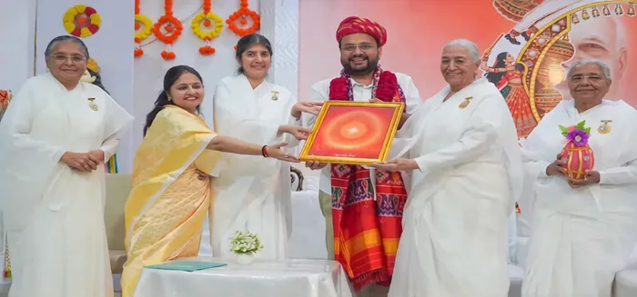 वडोदरा में ब्रह्माकुमारीज़ ने सांसद डॉ. हेमांग जोशी का किया अभिनंदन, बीके शिवानी दीदी ने दिया स्व-शक्ति बढ़ाने का संद… वडोदरा में ब्रह्माकुमारीज़ ने सांसद डॉ. हेमांग जोशी का किया अभिनंदन, बीके शिवानी दीदी ने दिया स्व-शक्ति बढ़ाने का संदेश — photo gallery 4