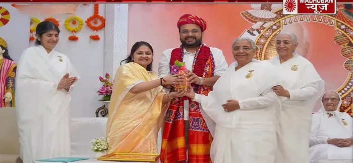 वडोदरा में ब्रह्माकुमारीज़ ने सांसद डॉ. हेमांग जोशी का किया अभिनंदन, बीके शिवानी दीदी ने दिया स्व-शक्ति बढ़ाने का संद… वडोदरा में ब्रह्माकुमारीज़ ने सांसद डॉ. हेमांग जोशी का किया अभिनंदन, बीके शिवानी दीदी ने दिया स्व-शक्ति बढ़ाने का संदेश — photo gallery 2