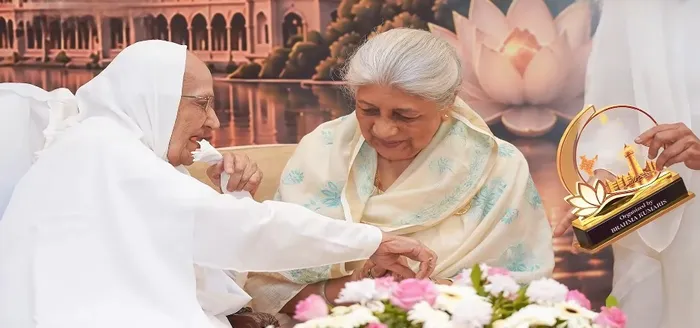 वडोदरा के लक्ष्मी विलास पैलेस में बीके शिवानी दीदी का प्रेरणादायी संदेश — मानवीय मूल्यों और मूल्यनिष्ठ नेतृत्व से होग… वडोदरा के लक्ष्मी विलास पैलेस में बीके शिवानी दीदी का प्रेरणादायी संदेश — मानवीय मूल्यों और मूल्यनिष्ठ नेतृत्व से होगा सकारात्मक परिवर्तन — photo gallery 4