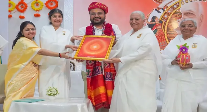 वडोदरा में ब्रह्माकुमारीज़ ने सांसद डॉ. हेमांग जोशी का किया अभिनंदन, बीके शिवानी दीदी ने दिया स्व-शक्ति बढ़ाने का संदेश वडोदरा में ब्रह्माकुमारीज़ ने सांसद डॉ. हेमांग जोशी का किया अभिनंदन, बीके शिवानी दीदी ने दिया स्व-शक्ति बढ़ाने का संदेश